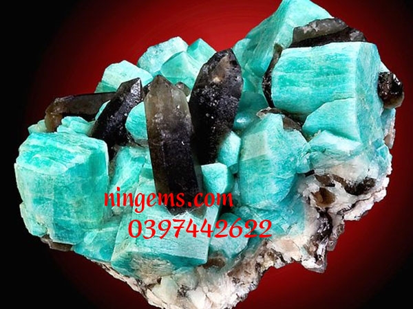 Đá Amazonite thường có màu xanh của biển sâu