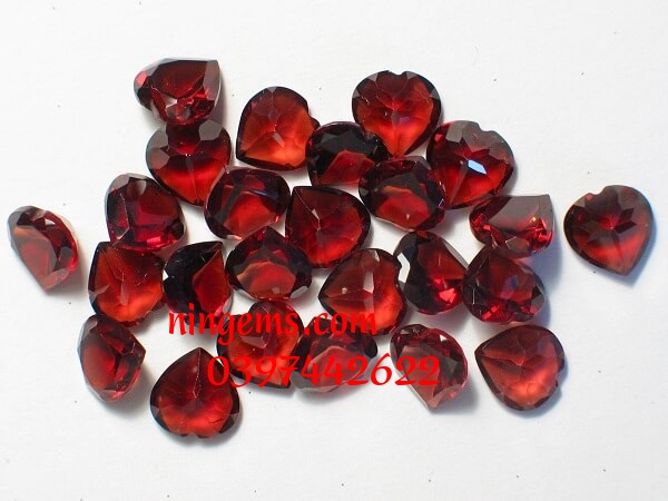 Đá Garnet màu đỏ sậm