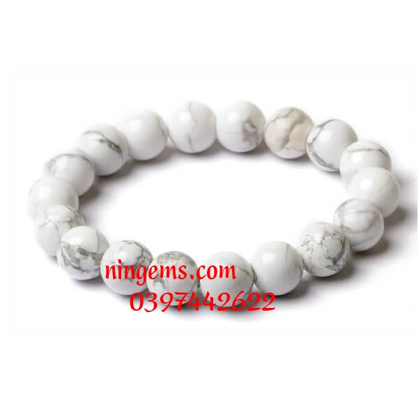 Vòng tay đá howlite trắng.