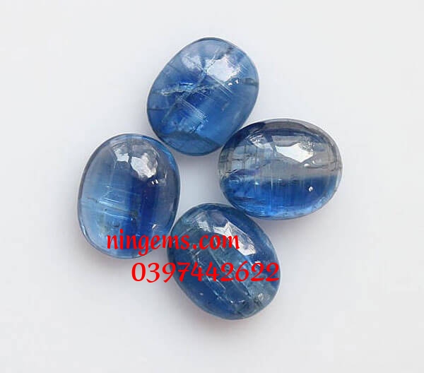 Đá Kyanite thường có màu xanh rất đặc trưng