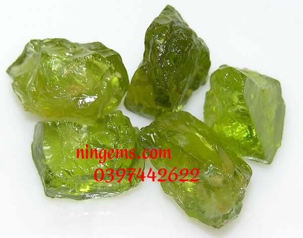 Nguồn gốc, lịch sử và truyền thuyết của đá peridot