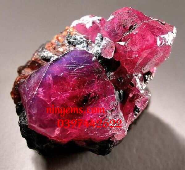 Đá ruby thô trong tự nhiên