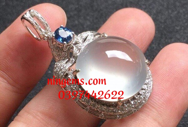 Đá sapphire trắng tinh khôi và đầy sức hút.