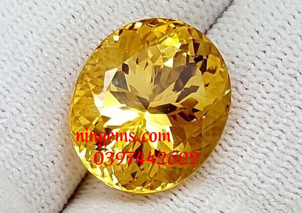 Đá topaz vàng thể hiện sự quý phái và giàu sang