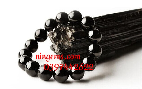 Vòng đá tourmaline đen cho nam mệnh mộc.