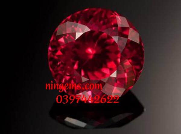 Đá Tourmaline đỏ đẹp ngất ngây cho phái đẹp.