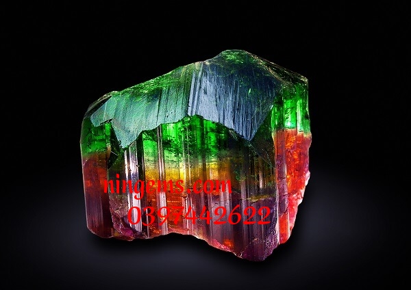 Đá Tourmaline ngũ sắc có một không hai trong đá quý phong thủy.