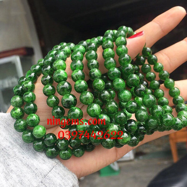 Đeo vòng đá Diopside giúp giải tỏa căng thẳng, tập trung làm việc