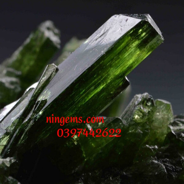 Đá Diopside có màu sắc đẹp mắt