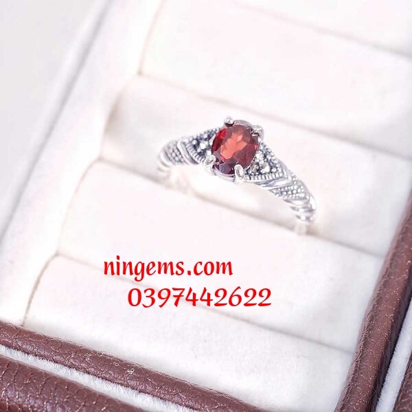 Nhẫn đá Garnet.