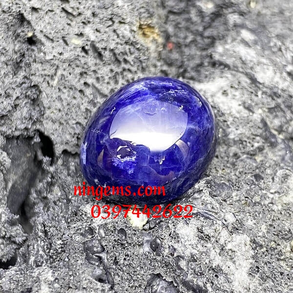 Cách phân biệt đá sapphire tự nhiên và đá sapphire nhân tạo.